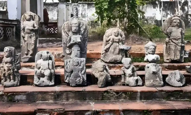 Patung Hindu yang diduga berasal dari peninggalan Kerajaan Tumapel yang berada di wilayah Kutaradja atau Kuto Bedah (Instagram: Amoghamawastu)