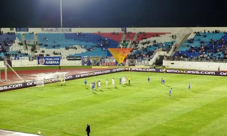 Arema tumbang dengan skor 3-4 saat bermain kandang melawan Bali United dalam lanjutan BRI Super League 2025/2026 (blok-a.com / Yogga Ardiawan)