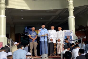 Wali Kota Malang, Wahyu Hidayat saat memberi sambutan dihadapan puluhan ribu umat muslim dalam rangka pelaksanaan salat idulfitri di Masjid Agung Jami’ Kota Malang. (blok-a.com / M Berril Labiq)