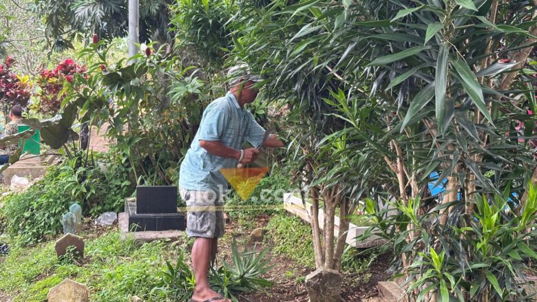 Beramal Sambil Cari Rezeki, Kisah Saroni Bersih-Bersih Makam di TPU Sukun
