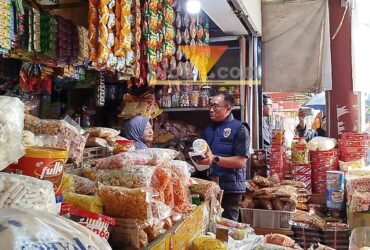 Wakasatgas Pangan Polres Malang, Iptu Transtoto saat mengecek harga pangan jelang Lebaran (blok-a.com / Yogga Ardiawan)