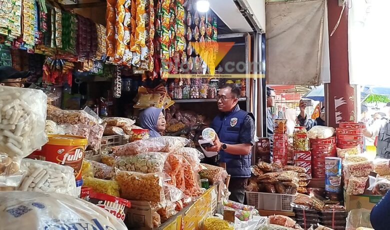 Wakasatgas Pangan Polres Malang, Iptu Transtoto saat mengecek harga pangan jelang Lebaran (blok-a.com / Yogga Ardiawan)