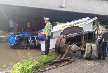 Teks: Kondisi truk tangki bermuatan solar yang terperosok ke sungai di bawah jembatan tol JoMo.(Foto: Dokumen PJR 3 Polda Jatim)