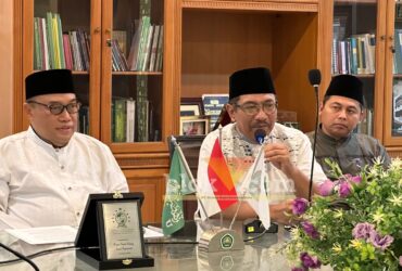 Ketua Yayasan Unisma, Prof. Agus Sugianto saat menceritakan penghargaan yang ia dapat dari LPTNU Awards 2026. (blok-a.com / M Berril Labiq)