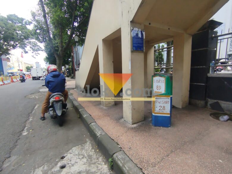 Titik nol Kota Malang yang berada tepat di bawah JPO Alun-alun Malang (blok-a.com / Yogga Ardiawan)