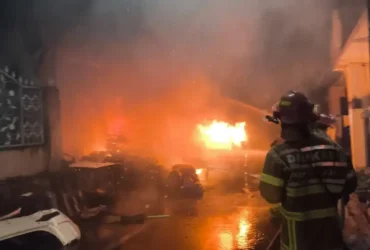 Proses pemadaman api yang terjadi di kawasan Muharto, Kedungkandang pada Jumat (13/3/2026) (Damkar)