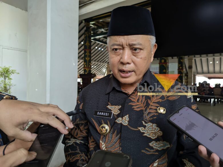 Bupati Malang, HM Sanusi saat diwawancarai awak media di Pendopo Agung Malang (blok-a.com / Yogga Ardiawan)