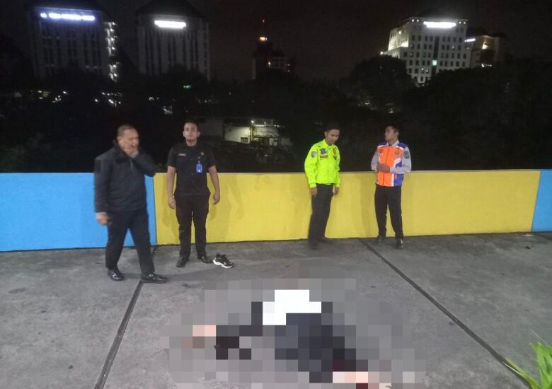 Seorang pemuda dilaporkan menjatuhkan diri hingga meninggal dunia di apartamen Soekarno-Hatta (Suhat), Kota Malang.
