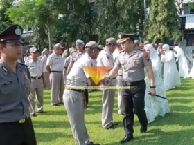 Kapolres Jombang AKBP Ardi Kurniawan sedang bersalam-salaman dengan para anggota kepolisian polres Jombang.(blok-a.com/Syahrul Wijaya)