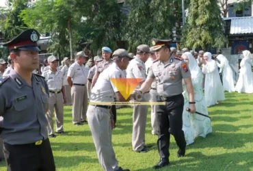 Kapolres Jombang AKBP Ardi Kurniawan sedang bersalam-salaman dengan para anggota kepolisian polres Jombang.(blok-a.com/Syahrul Wijaya)