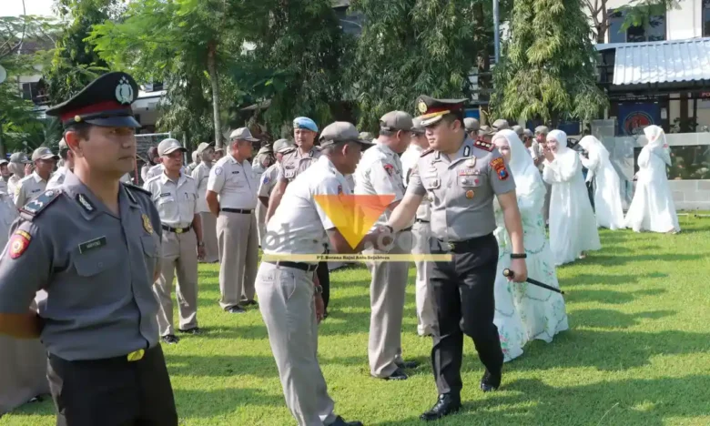 Kapolres Jombang AKBP Ardi Kurniawan sedang bersalam-salaman dengan para anggota kepolisian polres Jombang.(blok-a.com/Syahrul Wijaya)