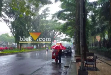 Potret penjual kopi yang setiap harinya menyaksikan ramai sepinya Jl. Veteran, Kota Malang, Senin (16/03/2026) (foto: Blok-a.com/Flora Vorentina Lum)