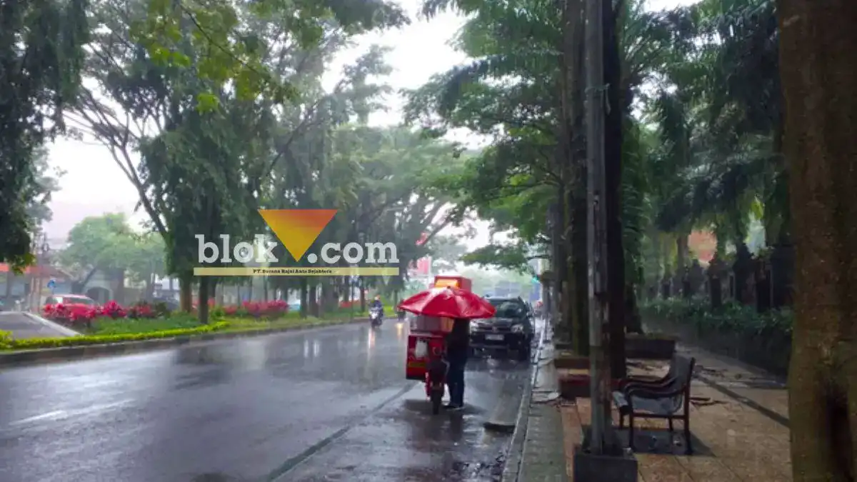 Potret penjual kopi yang setiap harinya menyaksikan ramai sepinya Jl. Veteran, Kota Malang, Senin (16/03/2026) (foto: Blok-a.com/Flora Vorentina Lum)