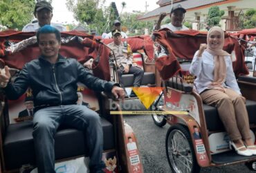 Wakil Bupati Beky Herdihansah dan Wakil Ketua DPRD Kabupaten Blitar, Ratna Dewi Nirwana Sari dalam acara penyerahan becak listrik. (blok-a.com/Fajar)
