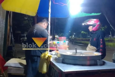 Pak Boboh, salah satu pedagang kaki lima di sekitar Taman Singha Merjosari (foto: Blok-a.com/Clara Keren)