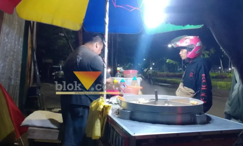 Pak Boboh, salah satu pedagang kaki lima di sekitar Taman Singha Merjosari (foto: Blok-a.com/Clara Keren)