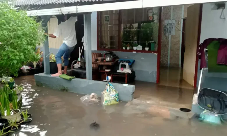 Kondisi rumah warga yang terdampak banjir di Kota Malang pada Sabtu (14/3/2026) sore (foto: kiriman warga)