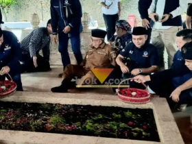 Wakil Ketua Umum Partai Nasdem, Saan Mustopa ziarah ke Makam Bung Karno di Bendogerit, Kota Blitar. (blok-a.com/Fajar)
