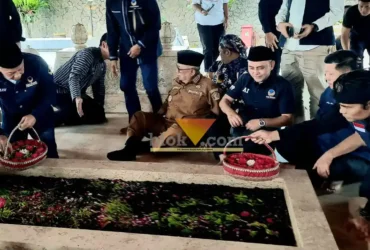 Wakil Ketua Umum Partai Nasdem, Saan Mustopa ziarah ke Makam Bung Karno di Bendogerit, Kota Blitar. (blok-a.com/Fajar)