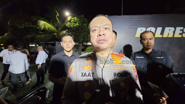 Kapolres Malang, AKBP Muhammad Taat Resdi saat diwawancarai awak media (blok-a.com / Yogga Ardiawan)