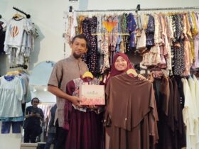 Pemilik Casila, Arif Susanto dan Indah Casila Sakti saat menunjukkan hasil produksi mereka (blok-a.com / Yogga Ardiawan)