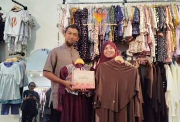 Pemilik Casila, Arif Susanto dan Indah Casila Sakti saat menunjukkan hasil produksi mereka (blok-a.com / Yogga Ardiawan)