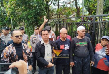HW alias Pak Dur memenuhi panggilan pemeriksaan sebagai tersangka kasus dugaan perusakan portal akses Bendungan Lahor di Polres Malang,
