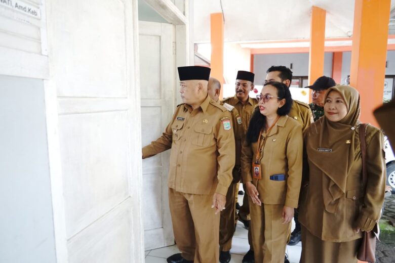 Bupati Malang, HM Sanusi saat meninjau Puskesmas Pagak (prokopim)