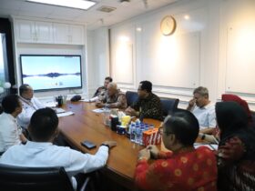 Matangkan Pengembangan Wisata Balekambang, Pemkab Malang Gandeng KLHK Kabupaten Malang, blok-a.com – Pemerintah Kabupaten Malang terus mendorong pengembangan pariwisata berbasis lingkungan dengan memperkuat koordinasi bersama Kementerian Lingkungan Hidup dan Kehutanan (KLHK). Upaya tersebut diwujudkan melalui audiensi yang dipimpin langsung Bupati Malang, HM Sanusi, di Gedung Manggala Wanabakti, Jakarta Pusat, Selasa (28/4/2026). Dalam pertemuan itu, Sanusi didampingi Sekretaris Daerah Kabupaten Malang Budiar dan diterima perwakilan Direktorat Jenderal Planologi Kehutanan dan Tata Lingkungan (PKTL) KLHK, Herban Heryandana. Audiensi tersebut merupakan tindak lanjut rencana pemanfaatan kawasan hutan di Pantai Balekambang. Pemerintah daerah berharap adanya kepastian hukum dalam pengelolaan kawasan, sekaligus mendorong pengembangan sektor pariwisata yang berkelanjutan. Dalam kesempatan itu, Sanusi mengatakan komitmen Pemkab Malang untuk mengoptimalkan potensi kawasan pesisir tanpa mengabaikan aspek kelestarian lingkungan. “Pengembangan wisata harus tetap mengacu pada regulasi yang berlaku agar tidak menimbulkan persoalan di kemudian hari, khususnya terkait status kawasan hutan,” ujarnya. Melalui sinergi dengan KLHK, Pemkab Malang berharap pemanfaatan kawasan hutan dapat dilakukan secara produktif dan berwawasan lingkungan, sekaligus memberikan dampak nyata bagi peningkatan ekonomi masyarakat sekitar. ”Langkah ini menjadi bagian dari strategi jangka panjang Pemkab Malang dalam mengembangkan destinasi unggulan seperti Balekambang agar tetap kompetitif, namun tetap menjaga keseimbangan ekosistem,” pungkasnya. (yog)
