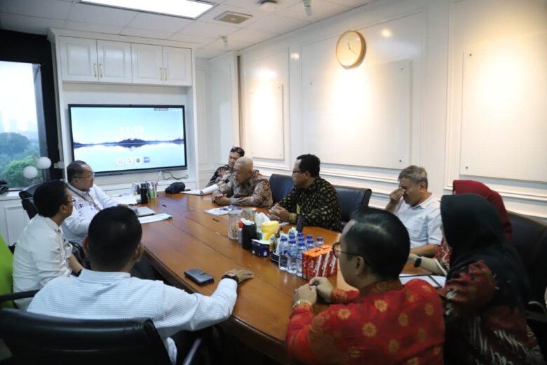 Matangkan Pengembangan Wisata Balekambang, Pemkab Malang Gandeng KLHK Kabupaten Malang, blok-a.com – Pemerintah Kabupaten Malang terus mendorong pengembangan pariwisata berbasis lingkungan dengan memperkuat koordinasi bersama Kementerian Lingkungan Hidup dan Kehutanan (KLHK). Upaya tersebut diwujudkan melalui audiensi yang dipimpin langsung Bupati Malang, HM Sanusi, di Gedung Manggala Wanabakti, Jakarta Pusat, Selasa (28/4/2026). Dalam pertemuan itu, Sanusi didampingi Sekretaris Daerah Kabupaten Malang Budiar dan diterima perwakilan Direktorat Jenderal Planologi Kehutanan dan Tata Lingkungan (PKTL) KLHK, Herban Heryandana. Audiensi tersebut merupakan tindak lanjut rencana pemanfaatan kawasan hutan di Pantai Balekambang. Pemerintah daerah berharap adanya kepastian hukum dalam pengelolaan kawasan, sekaligus mendorong pengembangan sektor pariwisata yang berkelanjutan. Dalam kesempatan itu, Sanusi mengatakan komitmen Pemkab Malang untuk mengoptimalkan potensi kawasan pesisir tanpa mengabaikan aspek kelestarian lingkungan. “Pengembangan wisata harus tetap mengacu pada regulasi yang berlaku agar tidak menimbulkan persoalan di kemudian hari, khususnya terkait status kawasan hutan,” ujarnya. Melalui sinergi dengan KLHK, Pemkab Malang berharap pemanfaatan kawasan hutan dapat dilakukan secara produktif dan berwawasan lingkungan, sekaligus memberikan dampak nyata bagi peningkatan ekonomi masyarakat sekitar. ”Langkah ini menjadi bagian dari strategi jangka panjang Pemkab Malang dalam mengembangkan destinasi unggulan seperti Balekambang agar tetap kompetitif, namun tetap menjaga keseimbangan ekosistem,” pungkasnya. (yog)