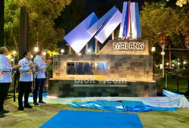 Wali Kota Malang, Wahyu Hidayat saat meresmikan landmark “Malang City of Media Arts di Alun-alun Merdeka Kota Malang. (blok-a.com / M Berril Labiq)