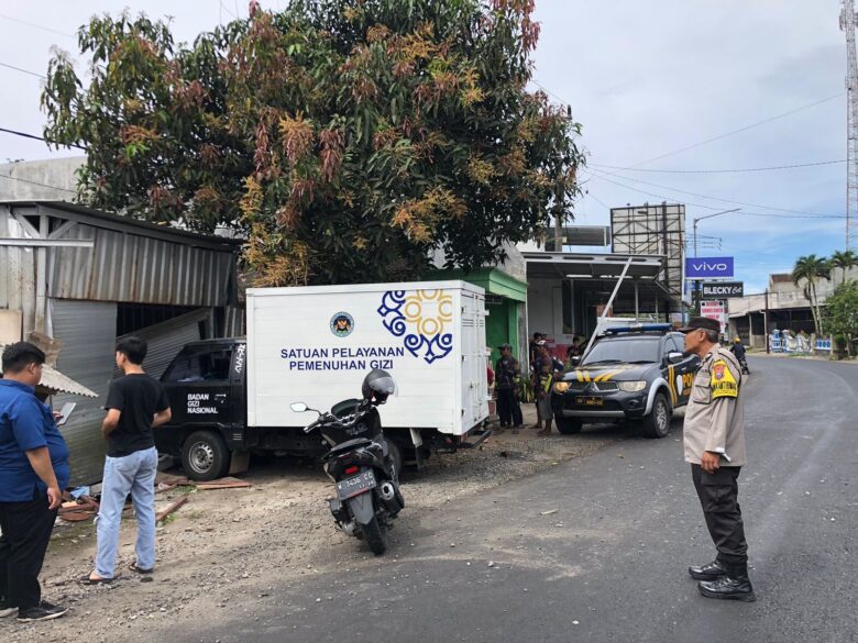 Kecelakaan tunggal yang melibatkan mobil operasional program Makan Bergizi Gratis (MBG) di Donomulyo (Polres Malang)