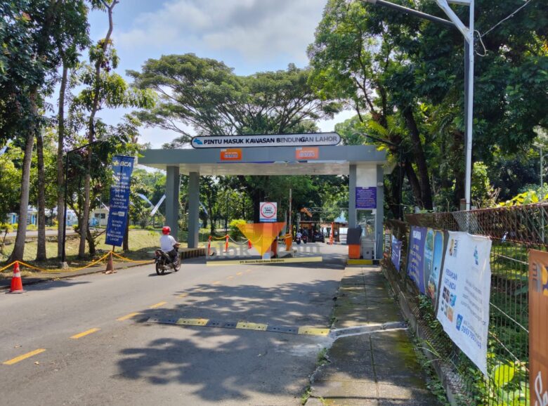 Pintu masuk kawasan Bendungan Lahor yang sempat viral karena perusakan portal Malang-Blitar (blok-a.com / Yogga Ardiawan)