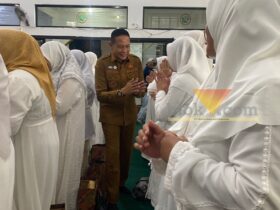 Wali Kota Malang, Wahyu Hidayat melepas calon jemaah haji ASN Pemkot Malang (blok-a/Bob Bimantara Leander)