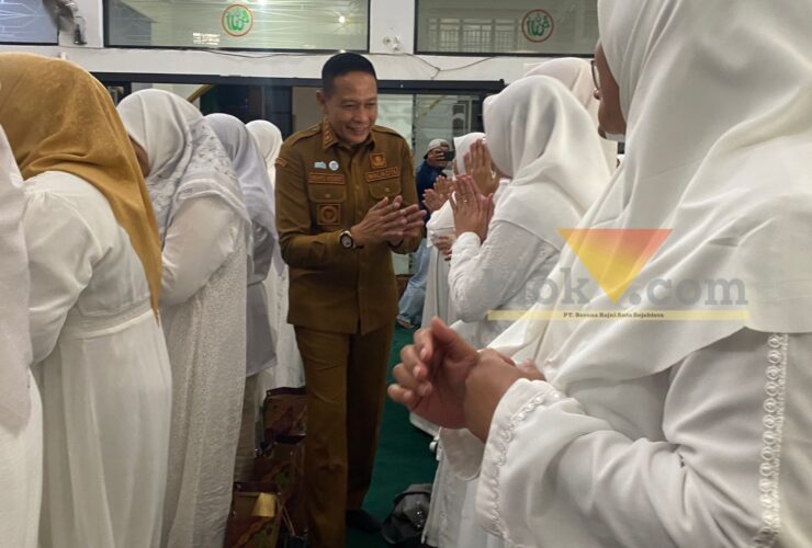 Wali Kota Malang, Wahyu Hidayat melepas calon jemaah haji ASN Pemkot Malang (blok-a/Bob Bimantara Leander)