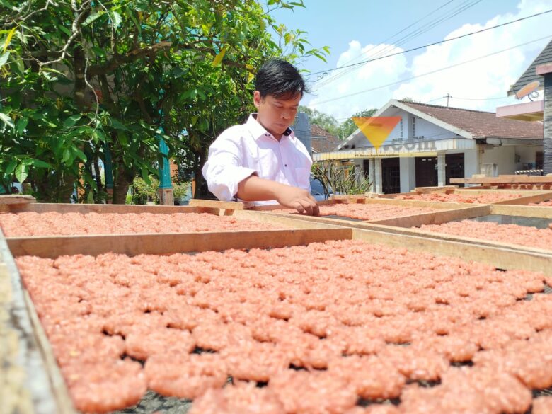 Muhammad Azmi, warga Sambigede Desa Sumberpucung yang memperkenalkan Rengginang melalui e-commerce (blok-a.com / Yogga Ardiawan)