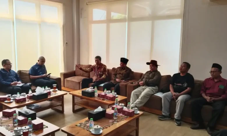 Audiensi DPRD Kabupaten Jombang dengan TACB Kabupaten Jombang, Titik Nol Soekarno, dan penelusur sejarah (foto: istimewa)