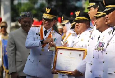 Bupati Jombang Warsubi saat menerima penghargaan tingkat nasional dari kementerian dalam negeri (foto: dokumen Kominfo)