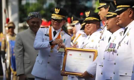 Bupati Jombang Warsubi saat menerima penghargaan tingkat nasional dari kementerian dalam negeri (foto: dokumen Kominfo)