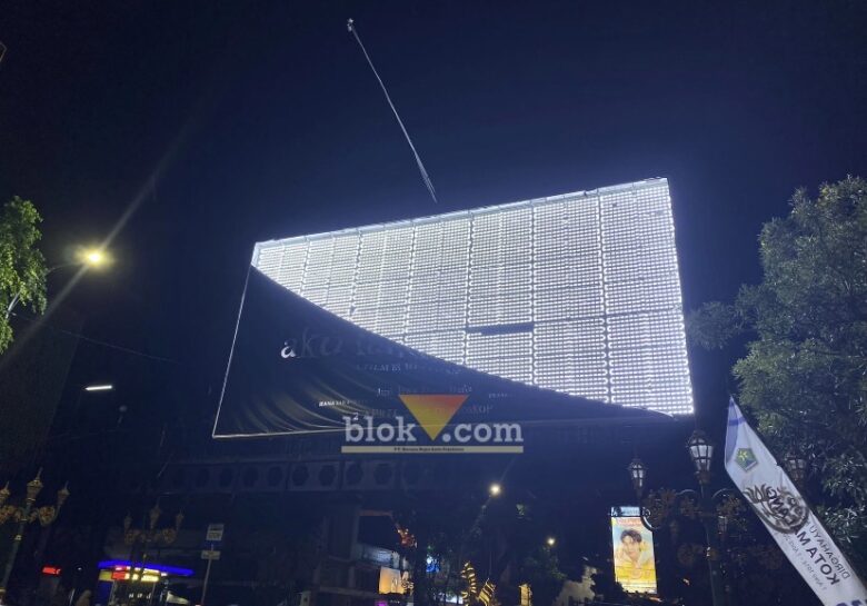 Melanggar Aturan, Reklame Film “Aku Harus Mati” Dibersihkan dari Kawasan Kayutangan Malang