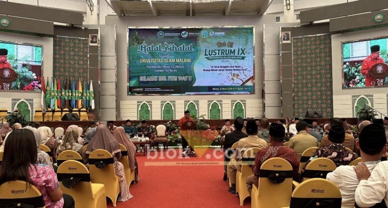 Prof Junaidi saat membuka acara Kick Off Lustrum IX Unisma di Gedung Bundar Unisma. (blok-a/ M Berril Labiq)