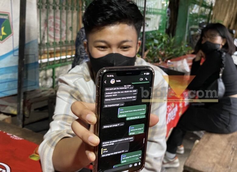 Rey suami pernikahan sejenis di Malang saat klarifikasi, Kamis (9/4/2026) (blok-a/Bob Bimantara Leander)