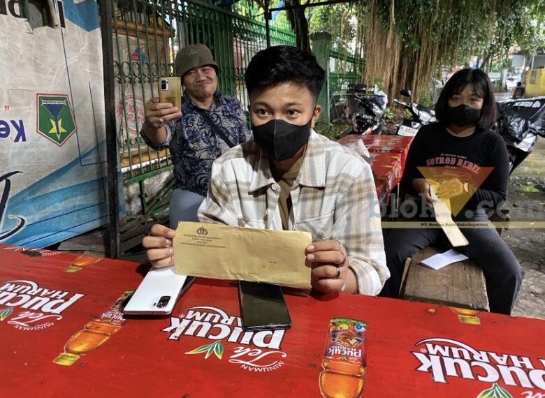Rey suami pernikahan sejenis di Malang saat klarifikasi, Kamis (9/4/2026) (blok-a/Bob Bimantara Leander)