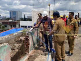 Wali Kota Malang, Wahyu Hidayat saat melakukan pembongkaran tembok pagar Pasar Besar, Selasa (21/4/2026) (blok-a/Bob Bimantara Leander)