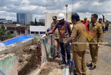 Wali Kota Malang, Wahyu Hidayat saat melakukan pembongkaran tembok pagar Pasar Besar, Selasa (21/4/2026) (blok-a/Bob Bimantara Leander)