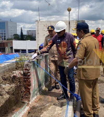 Wali Kota Malang, Wahyu Hidayat saat melakukan pembongkaran tembok pagar Pasar Besar, Selasa (21/4/2026) (blok-a/Bob Bimantara Leander)