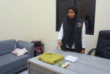 Kasatres PPA dan PPO Polres Malang, AKP Yulistiana Sri Iriana saat menunjukkan barang bukti dugaan kekerasan seksual dengan modus pengobatan (Humas Polres Malang)