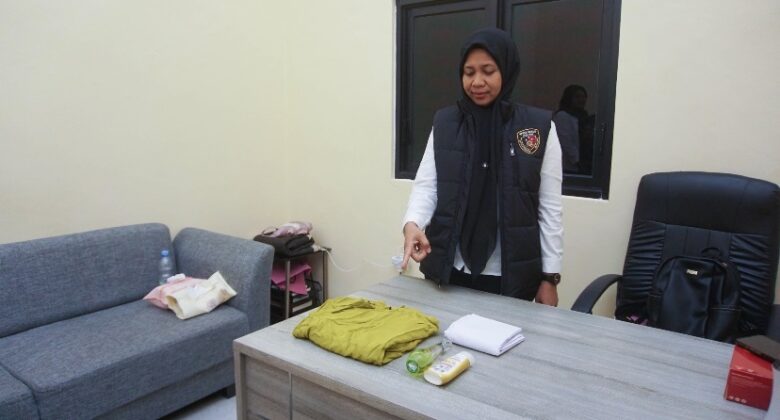 Kasatres PPA dan PPO Polres Malang, AKP Yulistiana Sri Iriana saat menunjukkan barang bukti dugaan kekerasan seksual dengan modus pengobatan (Humas Polres Malang)