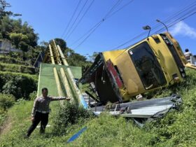 Kecelakaan truk gagal menanjak masuk jurang 4 meter di Giripurno, Kota Batu (Polres Batu)