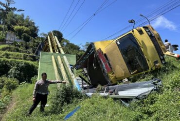 Kecelakaan truk gagal menanjak masuk jurang 4 meter di Giripurno, Kota Batu (Polres Batu)